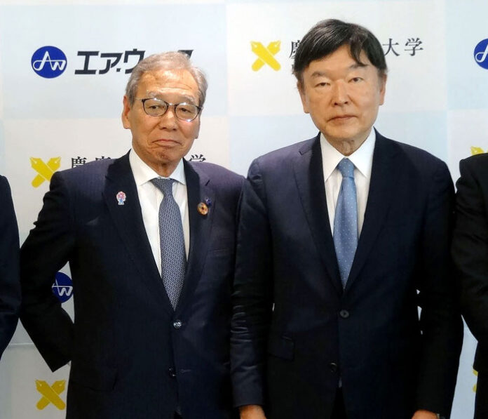 エア・ウォーターの豊田喜久夫会長㊧、慶應義塾大学の小池康博名誉教授（大阪府摂津市のエア・ウォーター健都で）