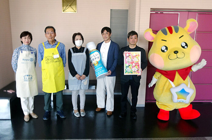 （右から）星知宏支社長、米津竜一郎氏、子ども食堂の代表ら