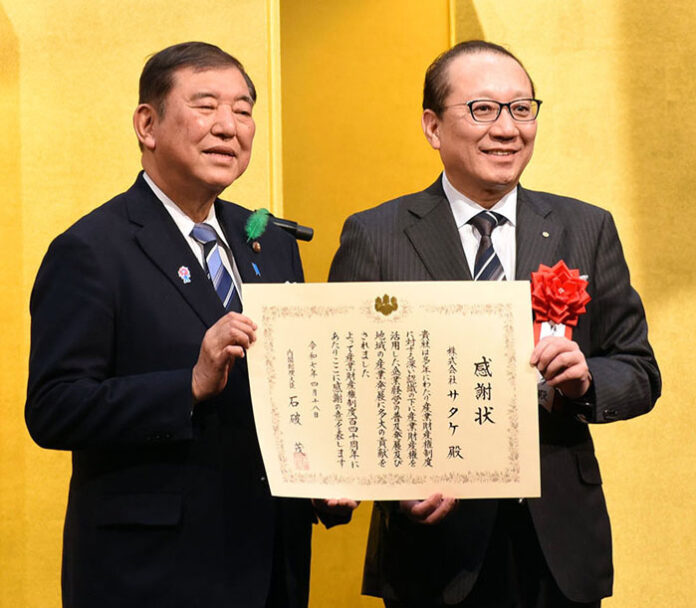 石破茂総理から感謝状を贈呈された松本社長㊨