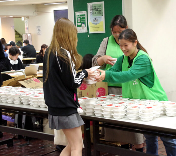 ボランティアサークルの学生が配布