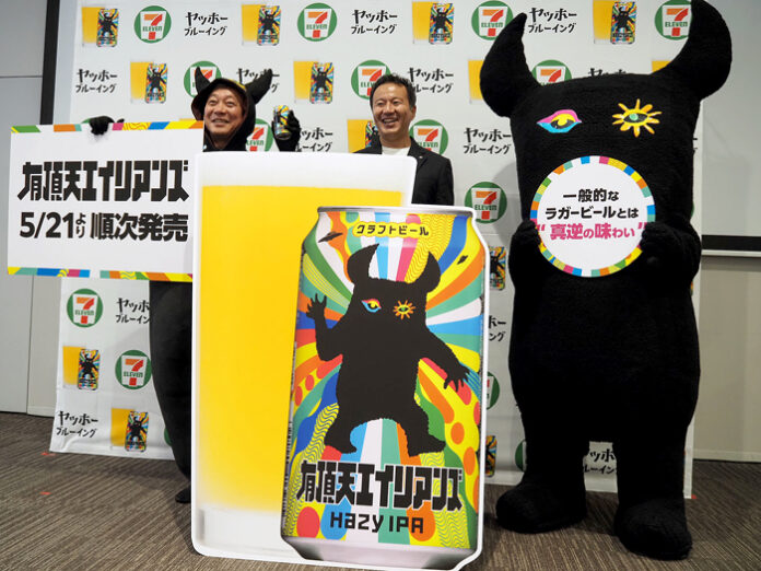 エイリアンに扮して登場の“てんちょ”こと井手直行社長㊧。隣は“じょうちゃん”こと上條智氏