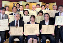 納豆鑑評会 ミドリヤ「みのり納豆ほのか」に農水大臣賞 受賞者がそろって記念撮影(前列中央がミドリヤの村上未奈氏)