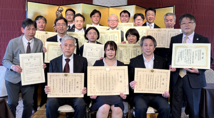 受賞者がそろって記念撮影（前列中央がミドリヤの村上未奈氏）