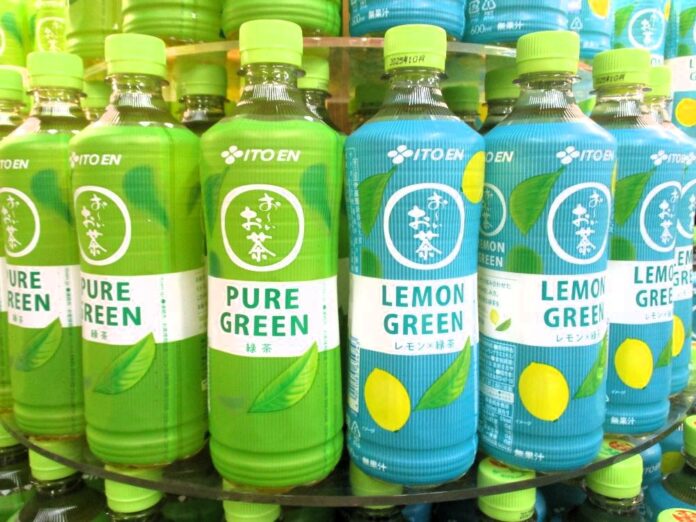 左から「お～いお茶 PURE GREEN」と「お～いお茶　LEMON GREEN」