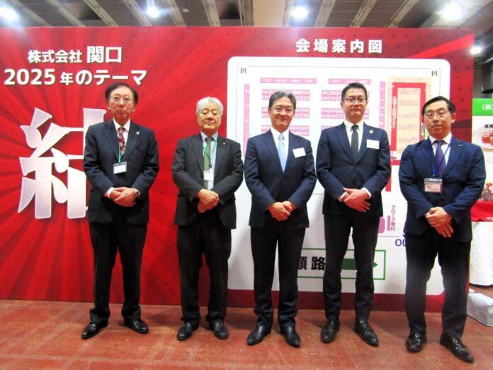 左から前列左から仙台支店大野常務取締役仙台支店長、仙台支店清野相談役、関口社長、関口専務、盛岡支店古川取締役盛岡支店長