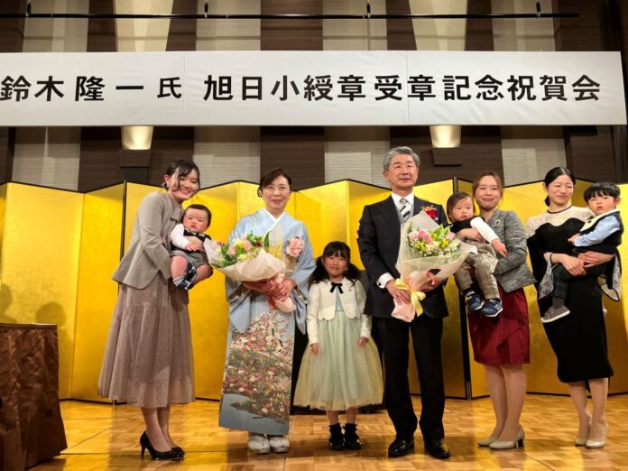 鈴木隆一社長と晴れ着姿の社長夫人・靖子さん