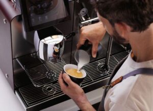 バリスタでもミルクに艶を出すのは難易度が高い バリスタでもミルクに艶を出すのは難易度が高い
