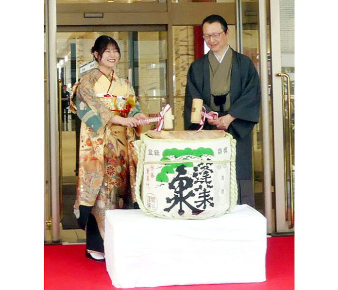 松坂屋名古屋店 移転開業100周年 記念セレモニーで鏡開き