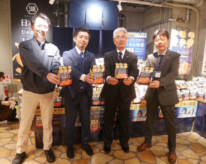 左からイズミヤ・阪急オアシス神戸三宮店の岡田行功店長、湖池屋の赤間支店長、神戸肉流通推進協議会事務局長の谷元哲則氏、神戸市経済観光局局長（農政担当）の椿野智弘氏