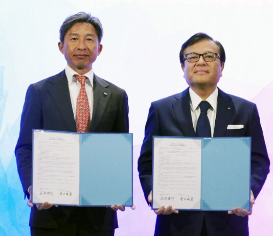 荻原健司市長㊧と青木時男社長