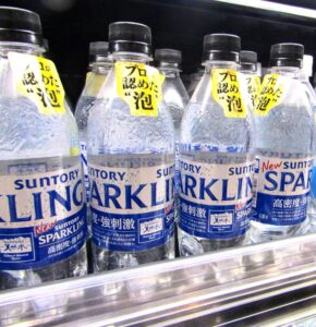売場に並ぶサントリー天然水SPARKLING家庭用業務用兼用で500mlPET 売場に並ぶ「サントリー天然水SPARKLING」家庭用・業務用兼用で500mlPET