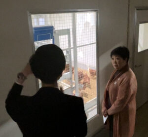 Unshelledアンシェルドにて説明を聴く小池知事 Unshelled(アンシェルド)にて説明を聴く小池百合子都知事