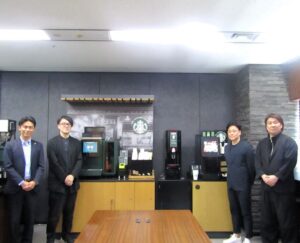 左からネスレ日本の橋本さんイトーキの岡さんコクヨの青木さん丹青社の安元さん 左からネスレ日本の橋本さん、イトーキの岡さん、コクヨの青木さん、丹青社の安元さん