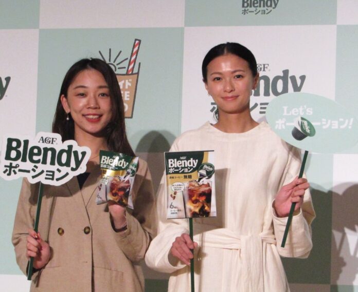 榮倉奈々さん（右）と味の素AGFの上山智美氏
