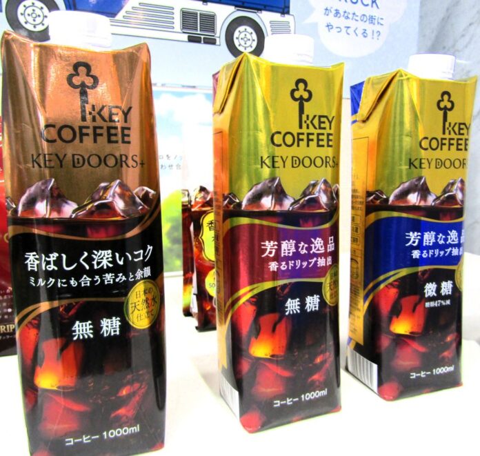 「KEY DOORS＋リキッドコーヒー 深いコク 無糖」（左）