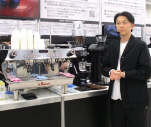 ラッキーコーヒーマシンの展示ブースで実演するトップバリスタの石谷貴之さん ラッキーコーヒーマシンの展示ブースで実演するトップバリスタの石谷貴之さん