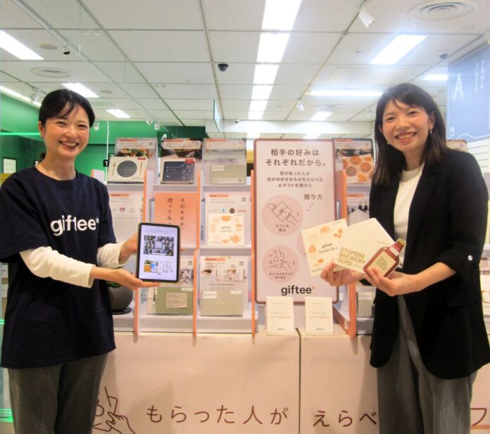 ハンズ新宿店のポップアップストアで1日取材に応じた田渕恵理第2事業本部副本部長（右）
