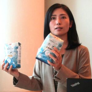 業務用製品を持って説明するUCCコーヒープロフェッショナルの村尾香織氏 業務用製品を持って説明するUCCコーヒープロフェッショナルの村尾香織氏