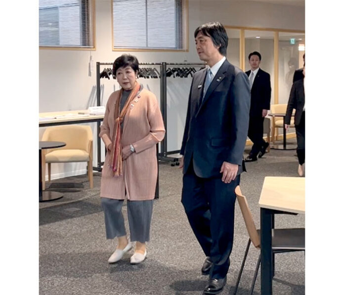 千葉一裕学長の説明を受けながら共創拠点内を視察する小池百合子都知事