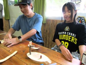 木工クラフトでバスケットコートの再現に挑む親子 木工クラフトでバスケットコートの再現に挑む親子