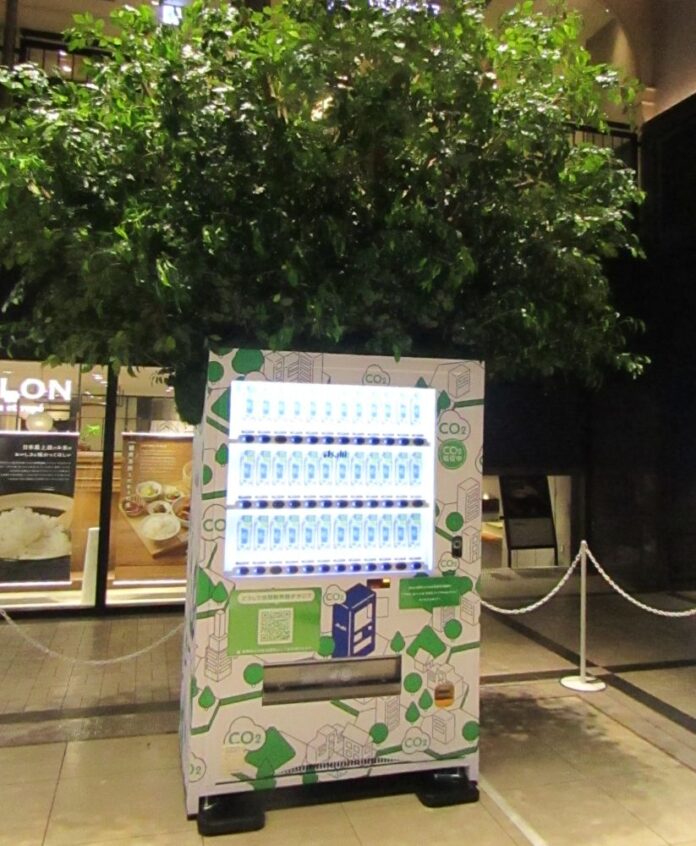 本物の木と融合した「CO2を食べる自販機」