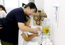 白醤油づくりと食育体験 「飲む白だし」も好評 七福醸造が親子向けイベント ウェルカムドリンクは「飲む白だし」