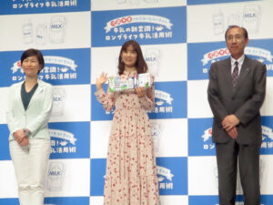 左から鍜治葉子氏小倉優子さん齋藤忠夫教授 (左から)鍜治葉子氏、小倉優子さん、齋藤忠夫教授