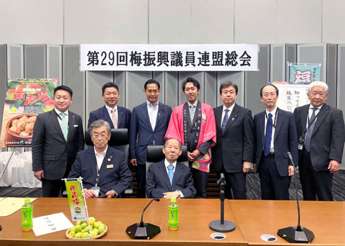 二階俊博氏（前列中央）、山本秀平氏（後列中央）、中田吉昭氏（同右から2番目）