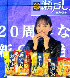 瀬戸しお うま塩味などを賞味する井桁さん 「瀬戸しお うま塩味」などを賞味する井桁さん