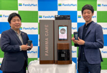 ファミリーマート ファミマカフェに7年ぶり新型コーヒーマシン コンビニ初の挽き目調整機能搭載 新型コーヒーマシンと鍵浦信氏(左)、粕谷哲氏