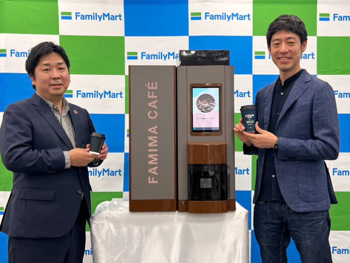 新型コーヒーマシンと鍵浦信氏（左）、粕谷哲氏