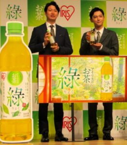 左から勝間浩之執行役員と吉沢亮さん