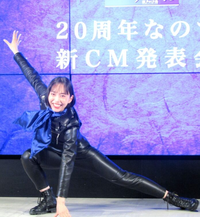 9日、新CM発表会で体当たり怪演を再現する井桁弘恵さん