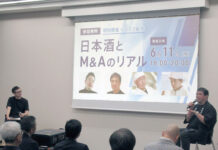 「地元のファンづくりから」 日本酒蔵再生の歩み語る 田中文悟氏 生駒龍史氏㊧と対談する田中文悟氏