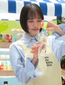 マイボトルにブレンディマイボトルスティックを入れて水やお湯を注いで軽く振るとドリンクが完成 マイボトルに「ブレンディ」マイボトルスティックを入れて水やお湯を注いで軽く振るとドリンクが完成