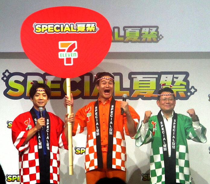 お笑いコンビ ティモンディの2人と岡嶋則幸本部長(右)