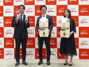 左から江崎グリコの川上雄太郎氏江川直氏管理栄養士日本抗加齢医学会指導士の森由香子氏 左から江崎グリコの川上雄太郎氏、江川直氏、管理栄養士・日本抗加齢医学会指導士の森由香子氏