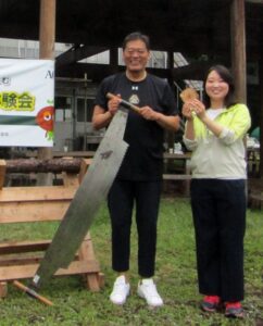 左から丸太切り体験した群馬プロバスケットボールコミッションの阿久澤毅社長と前橋市議会議員の阿久澤萌氏 左から丸太切り体験した群馬プロバスケットボールコミッションの阿久澤毅社長と前橋市議会議員の阿久澤萌氏