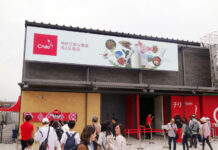 万博でチリ産豚肉PR 需要に応え供給拡大へ チリパビリオンで豚肉の紹介が行われた