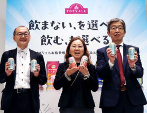 24日の発表会で森常之副社長㊨ら 24日の発表会で森常之副社長㊨ら