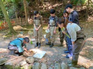 平井規央教授と大学生による上賀茂神社での蛍の保全活動 平井規央教授と大学生による上賀茂神社での蛍の保全活動