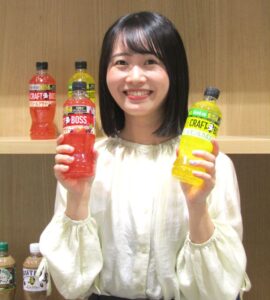 クラフトボス ベリーアサイーとクラフトボス レモンカボスをアピールするSBFジャパンブランドマーケティング本部の山本理紗子さん 「クラフトボス ベリー&アサイー」と「クラフトボス レモン&カボス」をアピールするSBFジャパンブランドマーケティング本部の山本理紗子さん