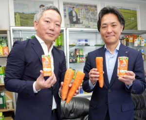 伊藤園の山口哲生ブランドマネジャー右と宮崎県農協果汁の吉田和由次長 伊藤園の山口哲生ブランドマネジャー(右)と宮崎県農協果汁の吉田和由次長