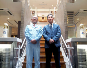 藤原義寿工場長㊧とロイヤルの佐々木貴央社長 藤原義寿工場長㊧とロイヤルの佐々木貴央社長 - 食品新聞 WEB版(食品新聞社)