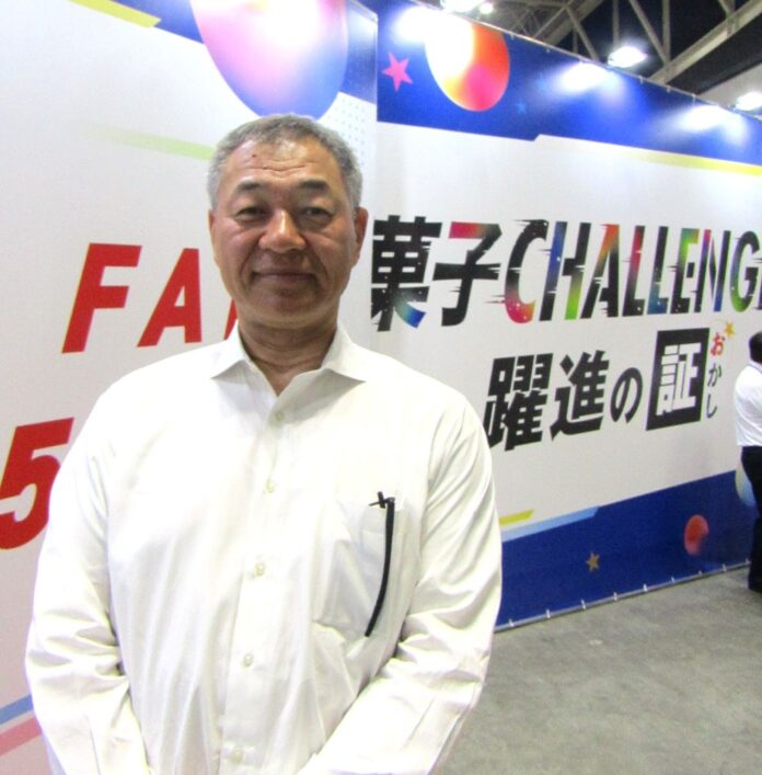 「アリスタフェア2025」で来場者を迎える猪忠孝社長