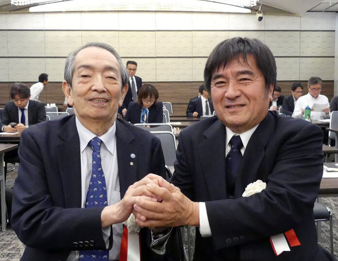 杉山仁朗氏㊧から木葉裕章氏にバトンタッチ