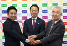 泉平 オーガニック給食推進へ 兵庫の三者が連携 (左から)コープ自然派兵庫横川誠也専務理事、泉平泉周作社長、有機加工食品コンソーシアム佐伯昌昭代表理事