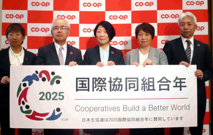 （左から）二村睦子専務理事、藤井喜継氏、新井ちとせ氏、笹川博子氏、和田長太郎代表理事専務