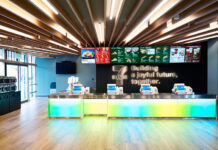 セブン-イレブン万博店舗、50万人突破 “お店で焼いた”や限定ソフト好調 未来への挑戦を具現化した店舗