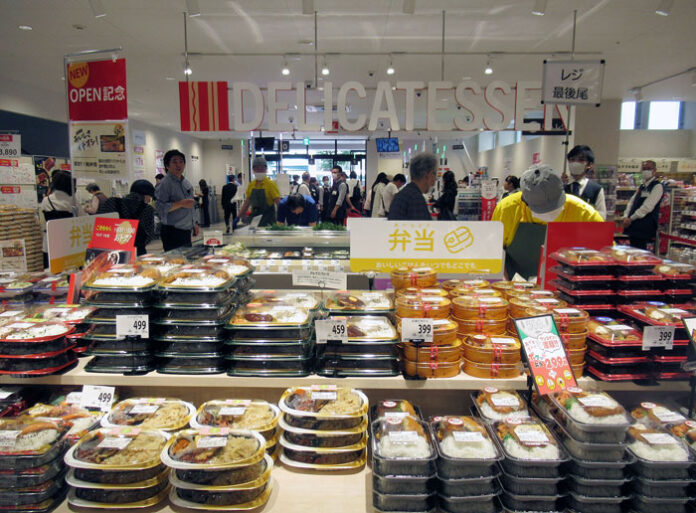 レジ近くに惣菜売り場